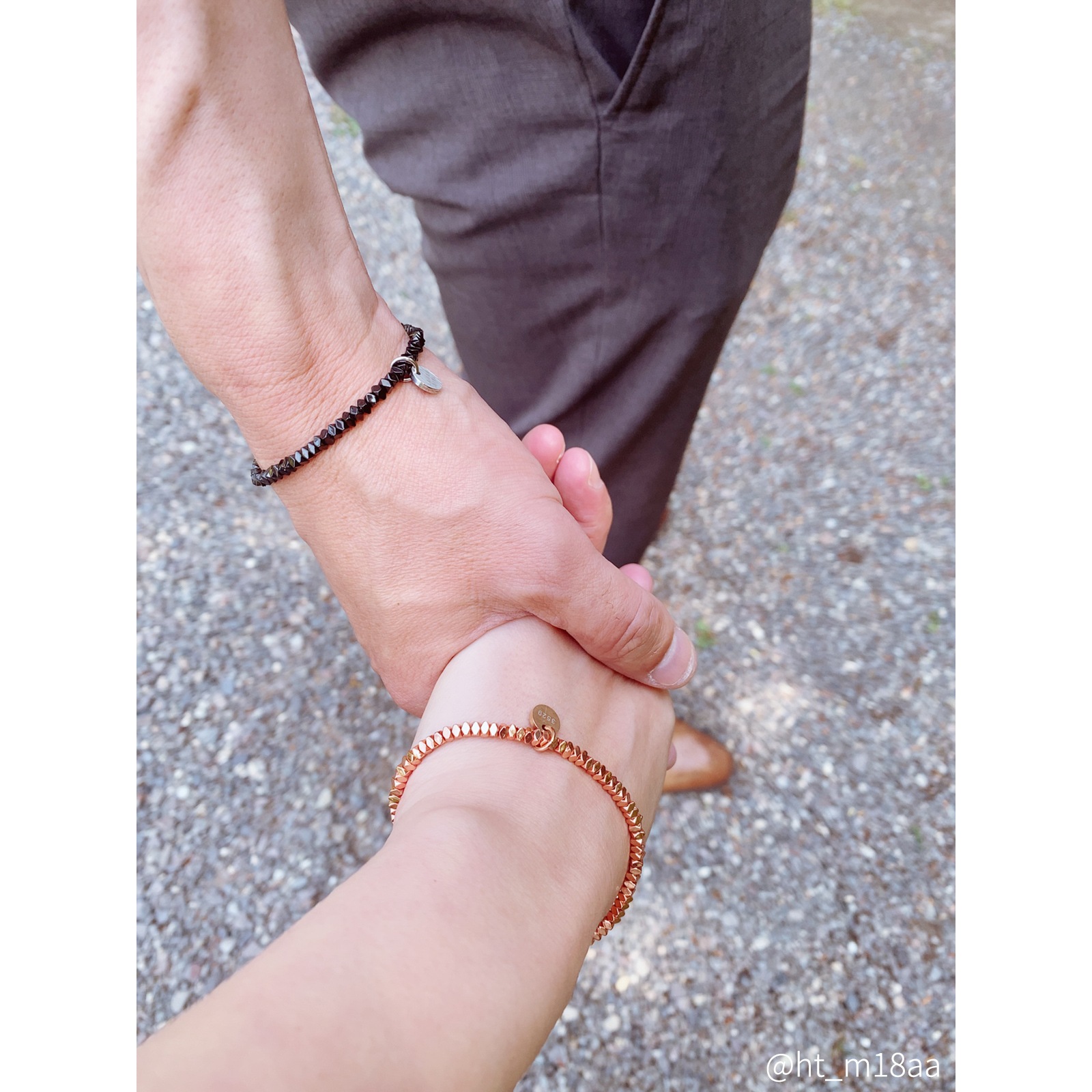 ヘマタイトビーズのペアブレスレット/アンクレット イニシャル・記念日彫刻 つけっぱなしOK キラキラ klb090