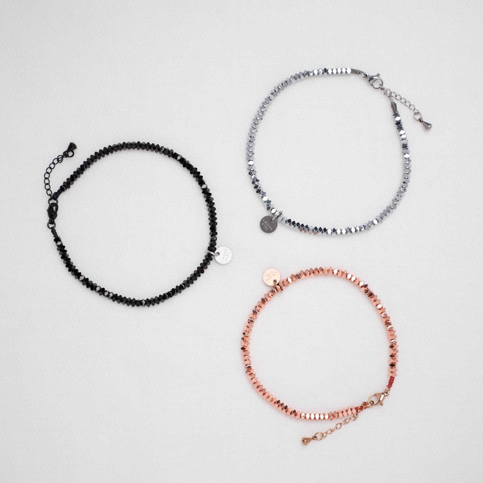 ヘマタイトビーズのペアブレスレット/アンクレット イニシャル・記念日彫刻 つけっぱなしOK キラキラ klb090