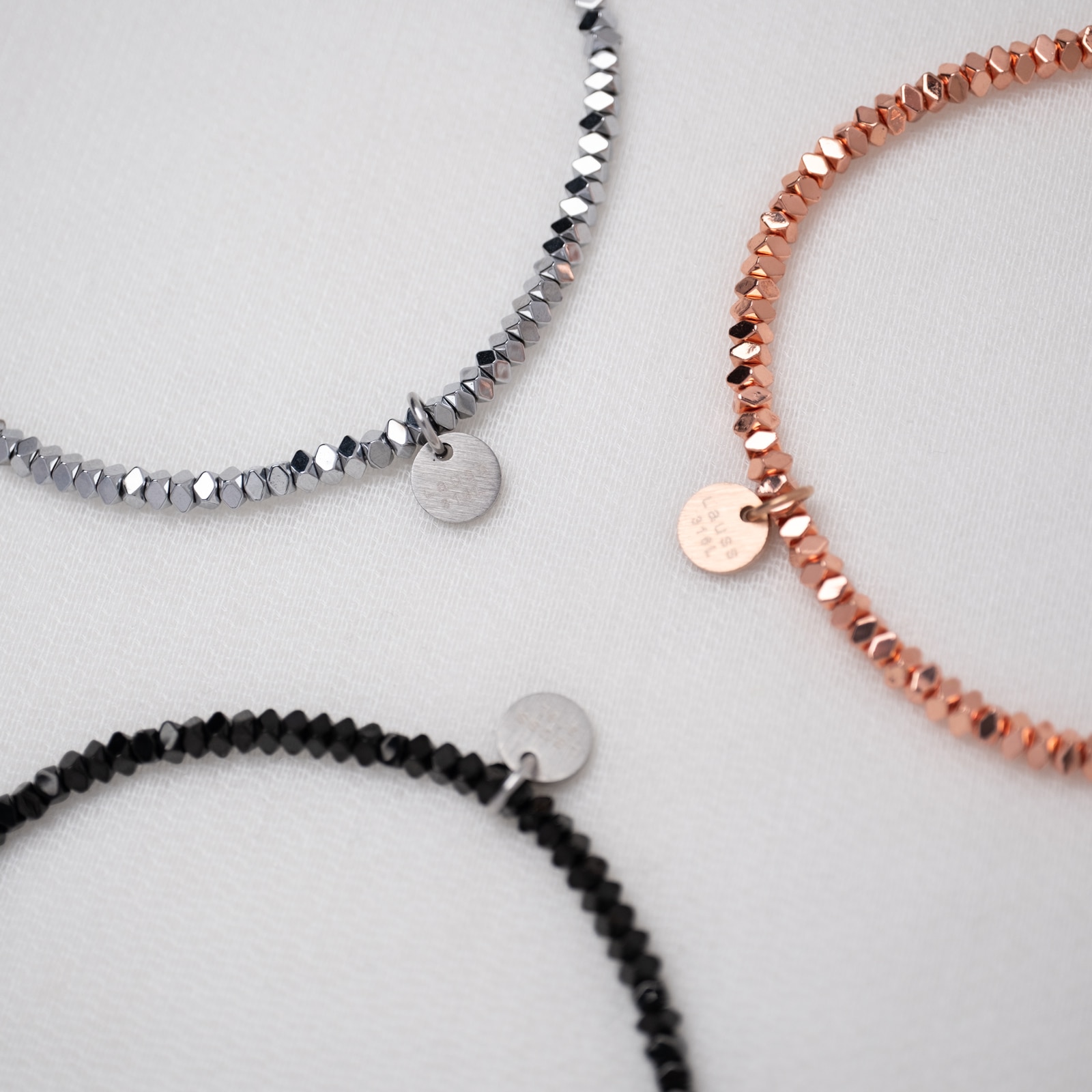 ヘマタイトビーズのペアブレスレット/アンクレット イニシャル・記念日