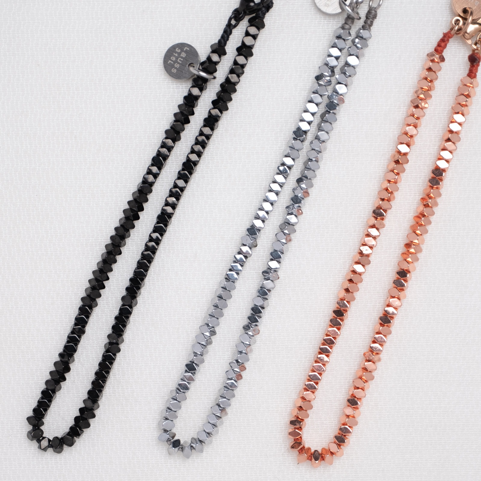 ヘマタイトビーズのペアブレスレット/アンクレット イニシャル・記念日彫刻 つけっぱなしOK キラキラ klb090