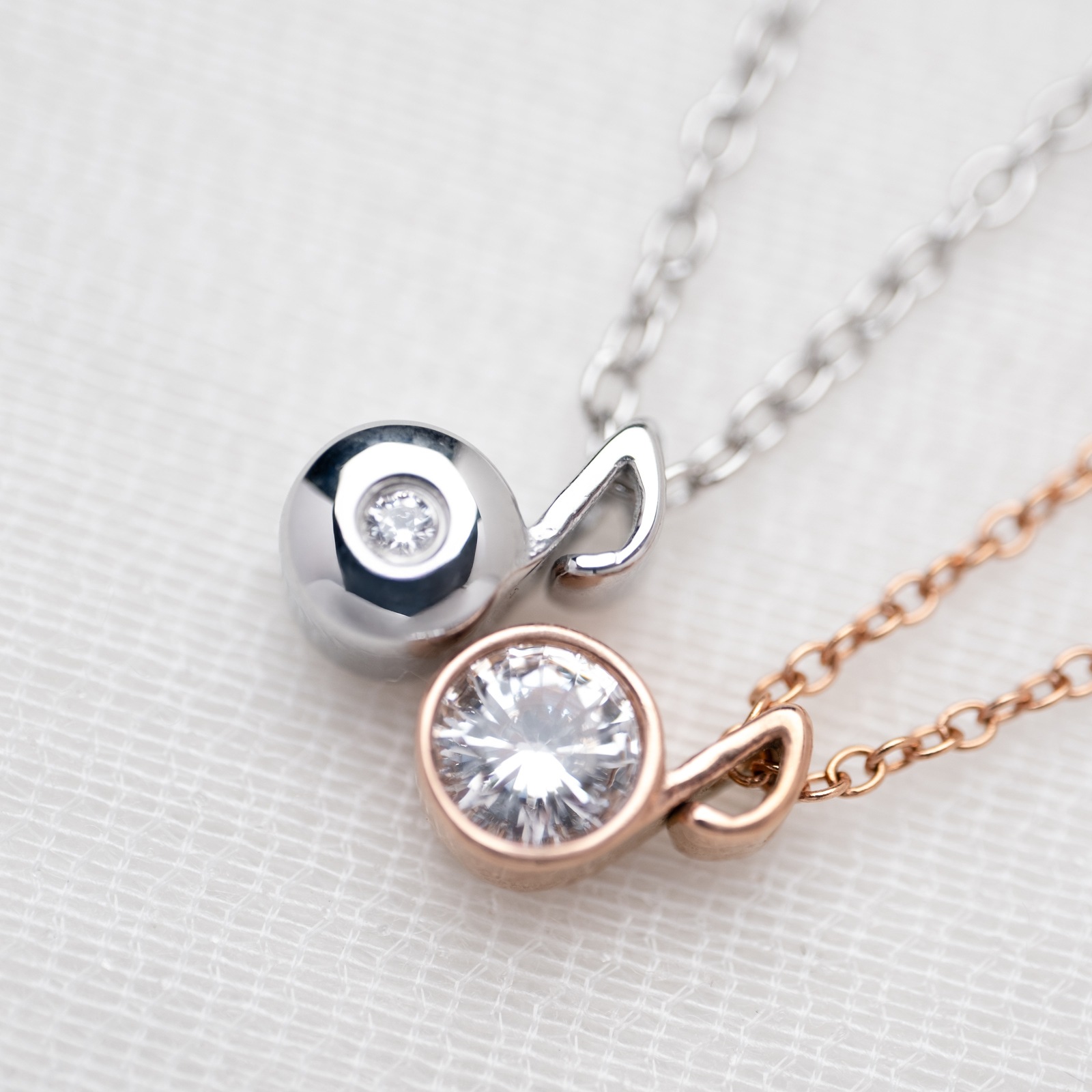Note（音符）のペアネックレス サージカルステンレス イニシャル・記念日彫刻 アレルギー対応 一粒石 opp00106