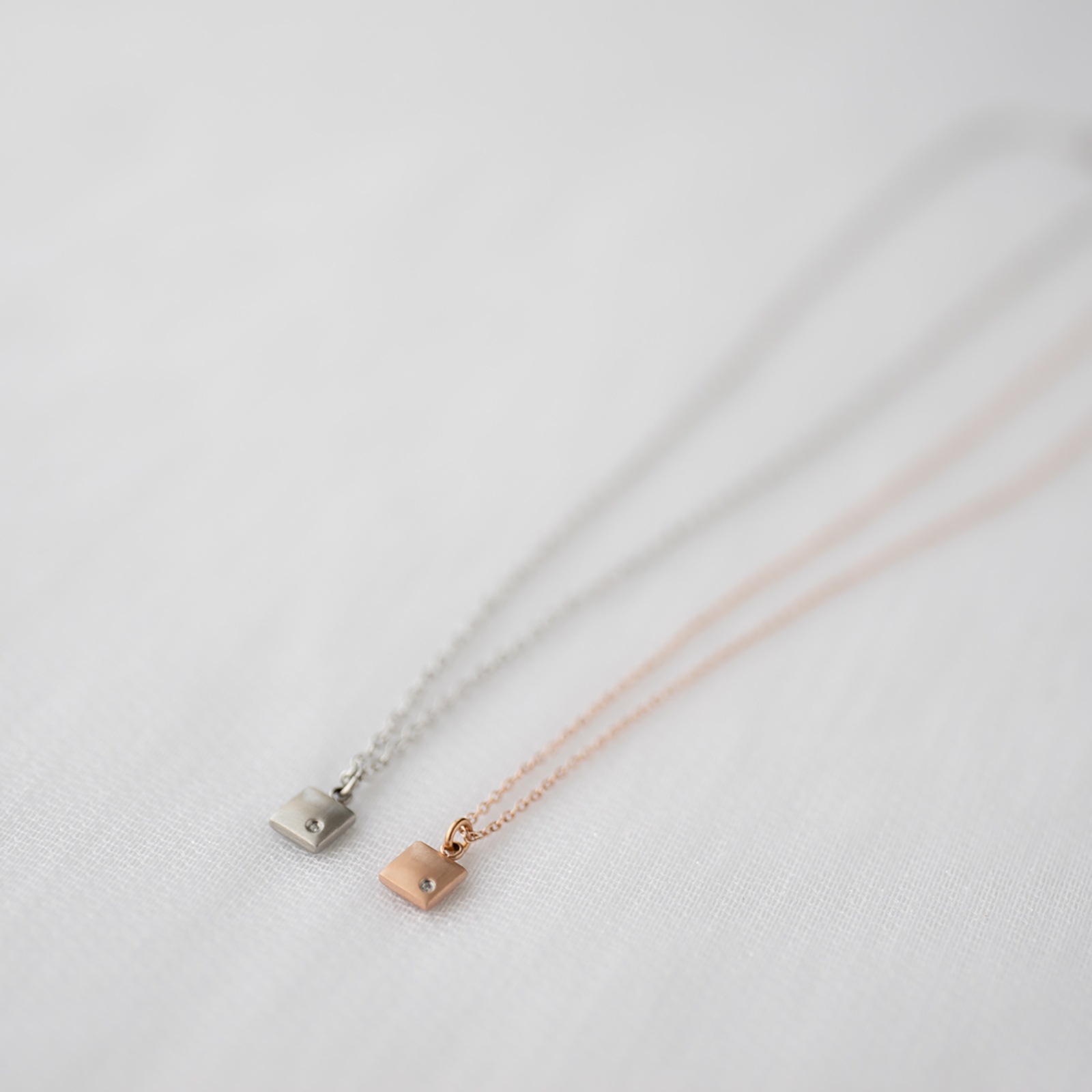 小さめスクエアプレートのペアネックレス　上品なマット仕上げ　キュービックジルコニア イニシャル・記念日彫刻 ステンレス  opp00092 つけっぱなしok アレルギー対応