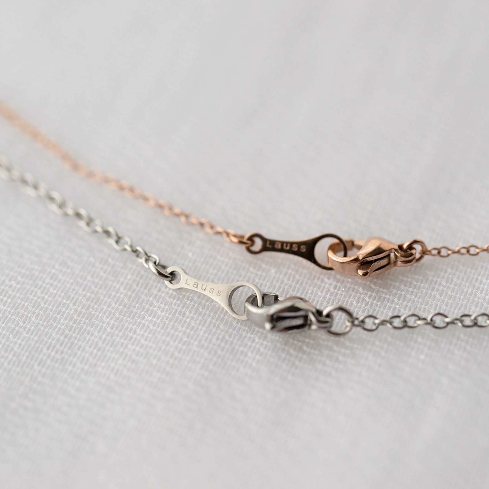 小さめスクエアプレートのペアネックレス　上品なマット仕上げ　キュービックジルコニア イニシャル・記念日彫刻 ステンレス  opp00092 つけっぱなしok アレルギー対応