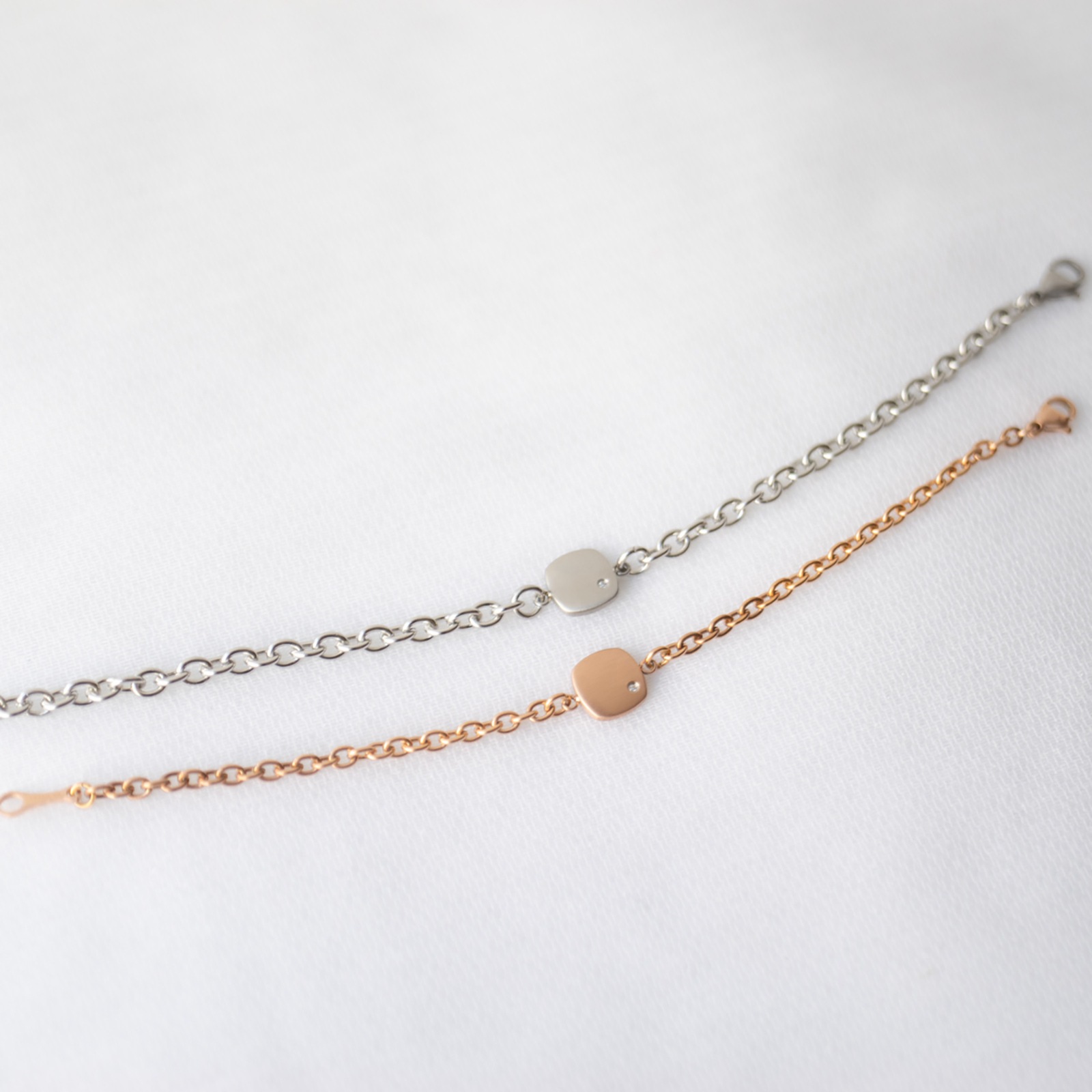 スクエア・プレートのペアブレスレット イニシャル・記念日彫刻 ステンレス  klb059 つけっぱなしok アレルギー対応