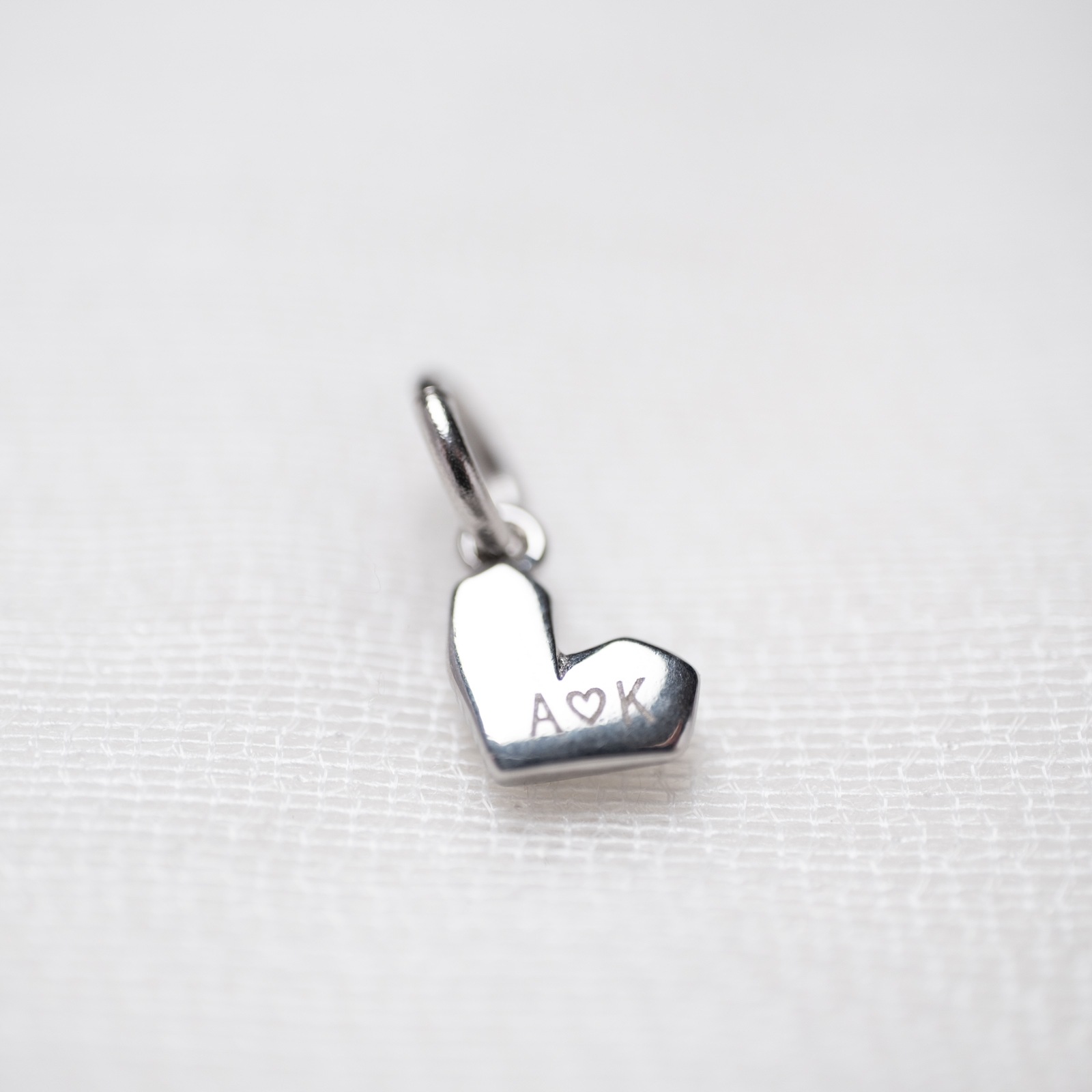 【単品チャーム1つ】エッジィハート ステンレス イニシャル彫刻 アレルギー対応 つけっぱなしok otc003