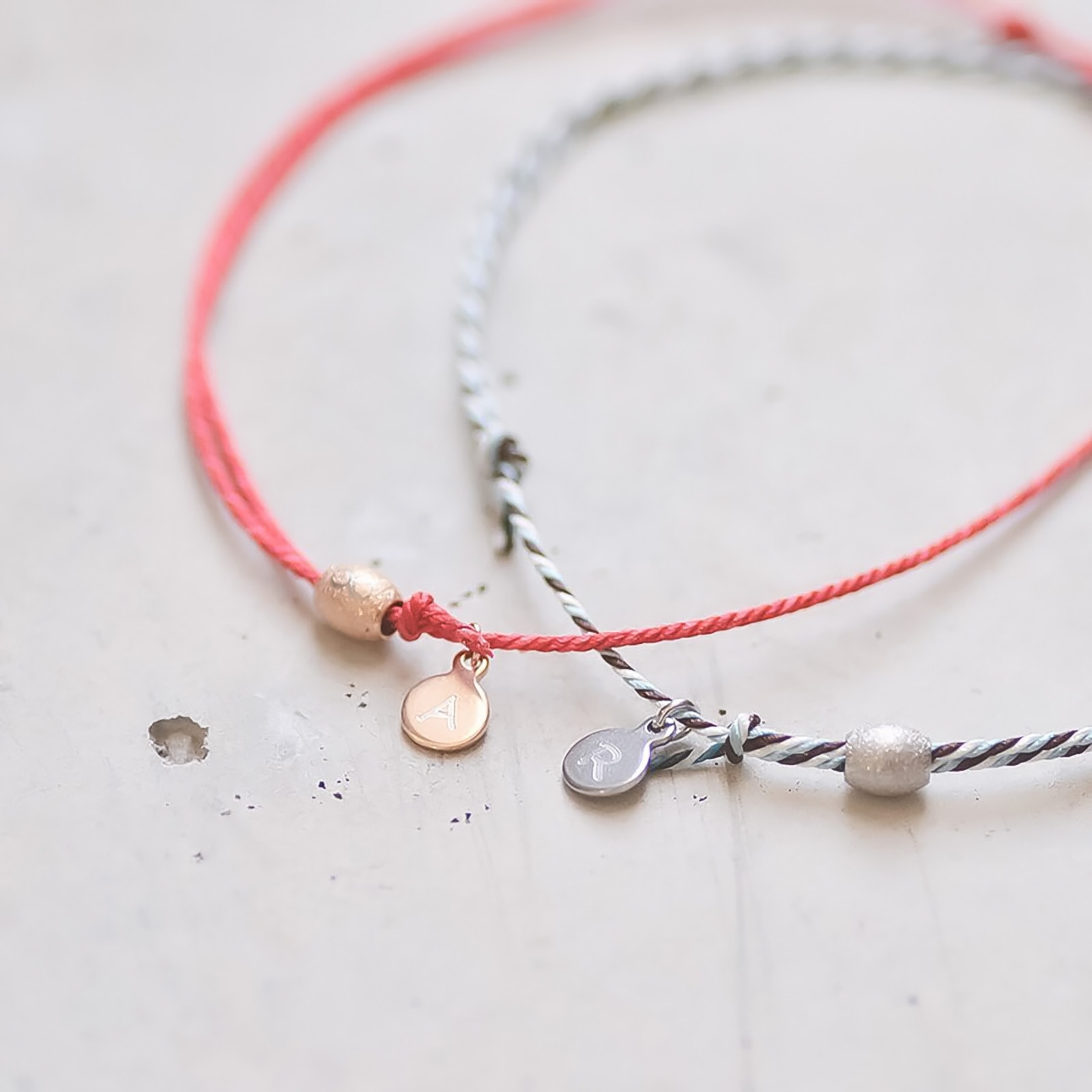 ペアアンクレット 京くみひもを使用した ミサンガタイプの インフィニティー ビーズ アンクレット イニシャル彫刻 klb022 アレルギー対応