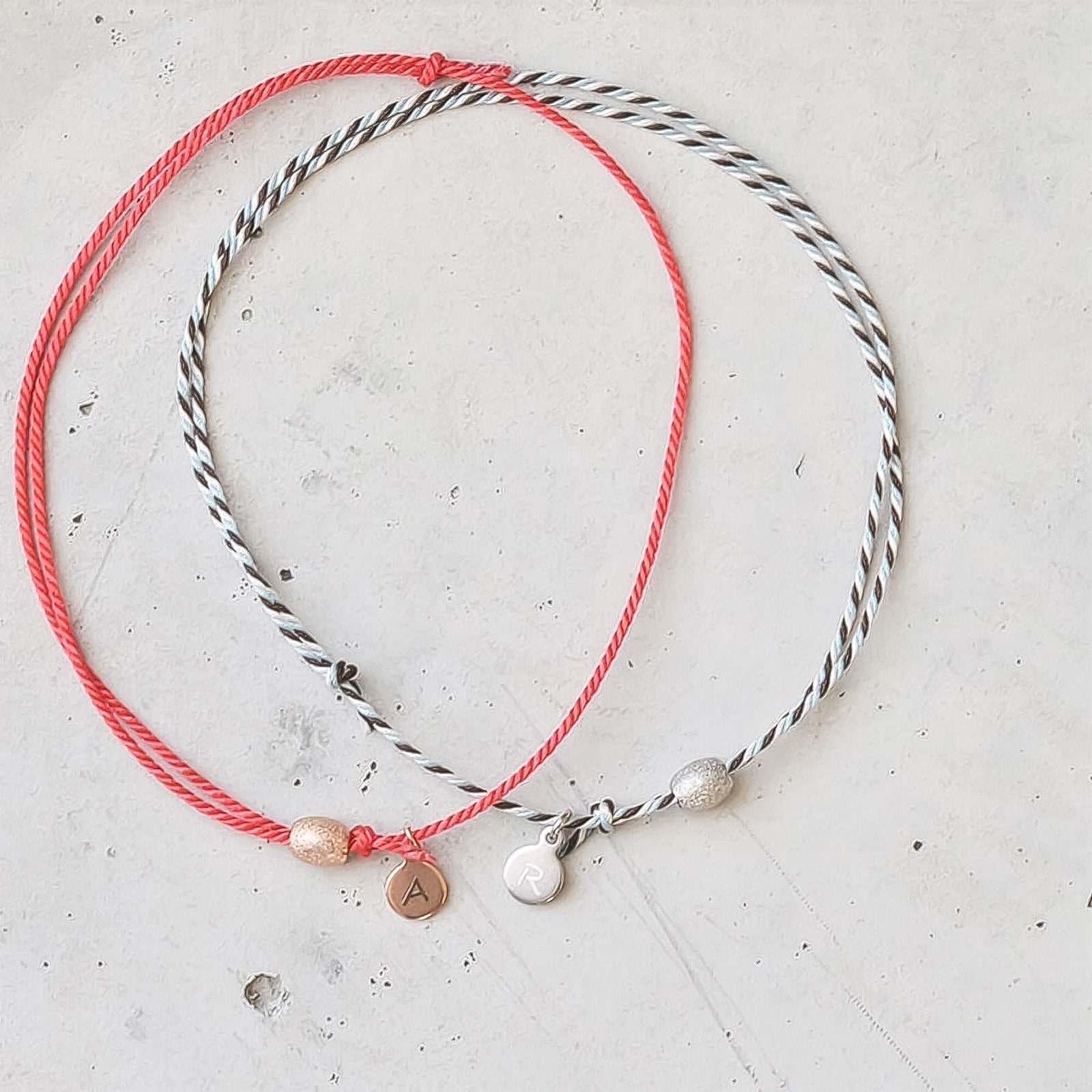 ペアアンクレット 京くみひもを使用した ミサンガタイプの インフィニティー ビーズ アンクレット イニシャル彫刻 klb022 アレルギー対応