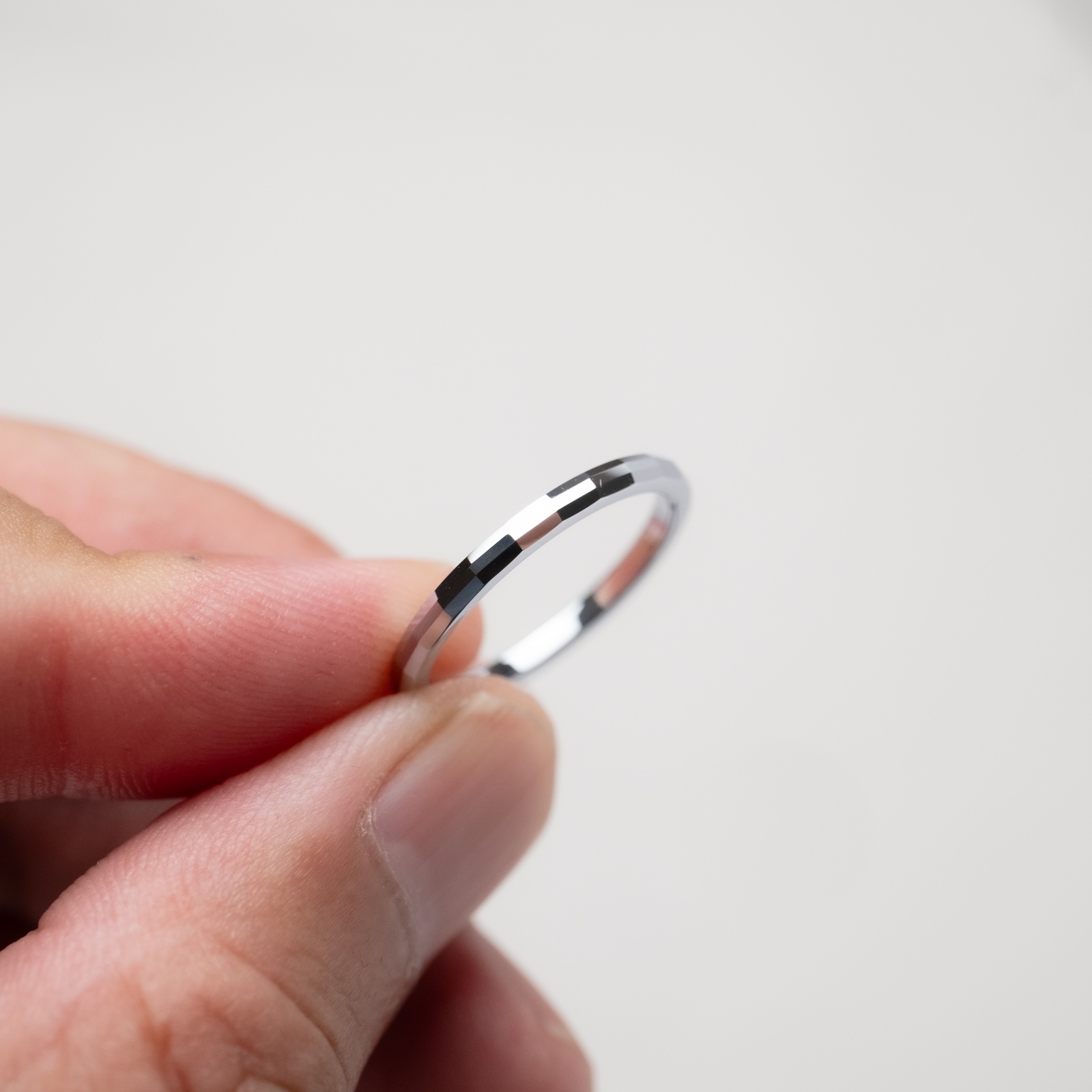 傷つきにくい 超硬タングステンのミラーモザイクペアリング メッセージ彫刻 つけっぱなしok アレルギー対応 キラキラ orp00112