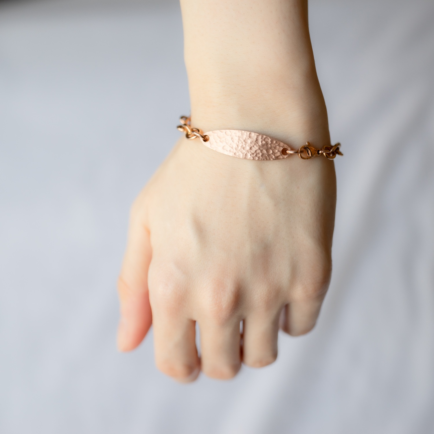 ビッグ・オーバル テクスチャープレートのペアブレスレット イニシャル・記念日彫刻　klb068 つけっぱなしok アレルギー対応