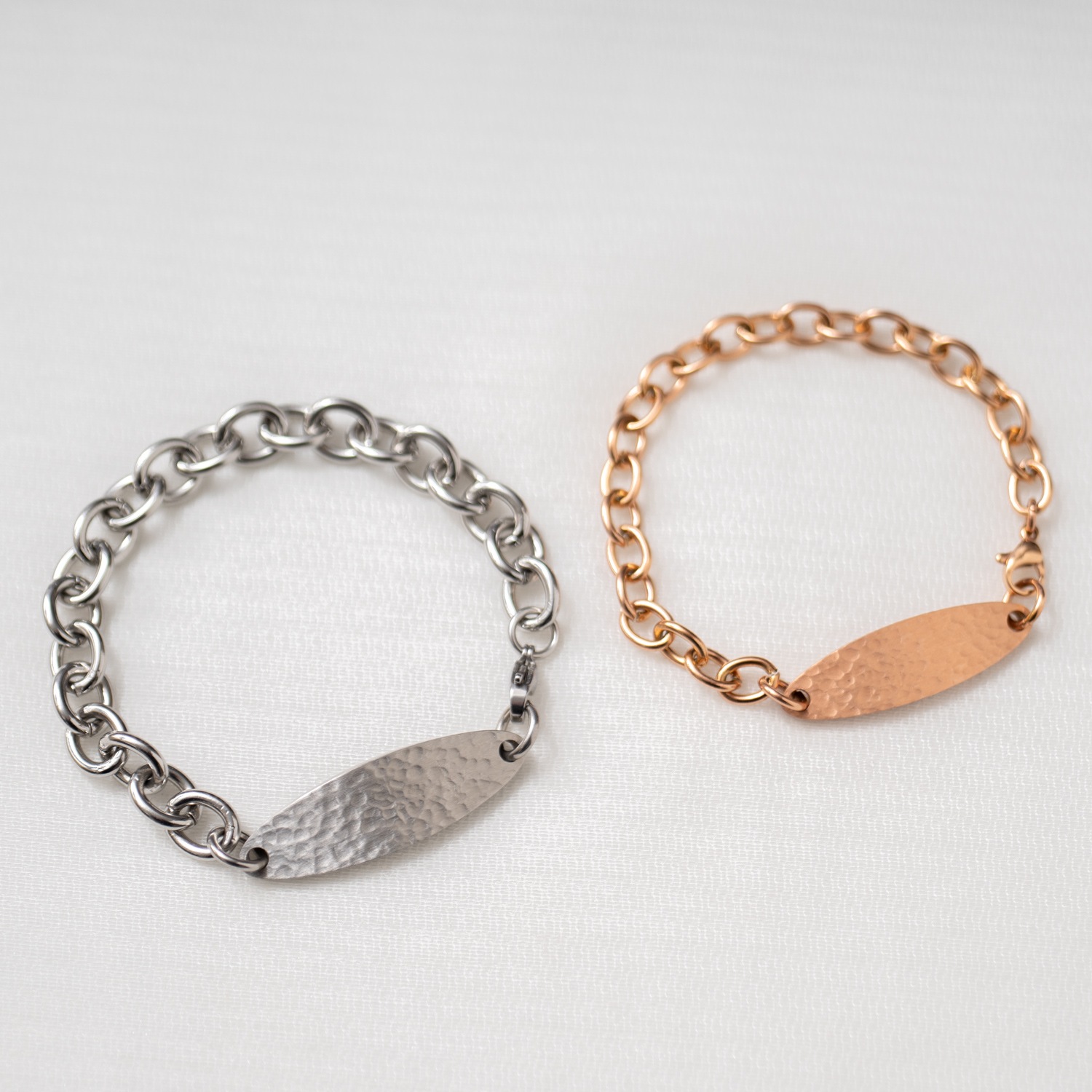 ビッグ・オーバル テクスチャープレートのペアブレスレット イニシャル・記念日彫刻　klb068 つけっぱなしok アレルギー対応