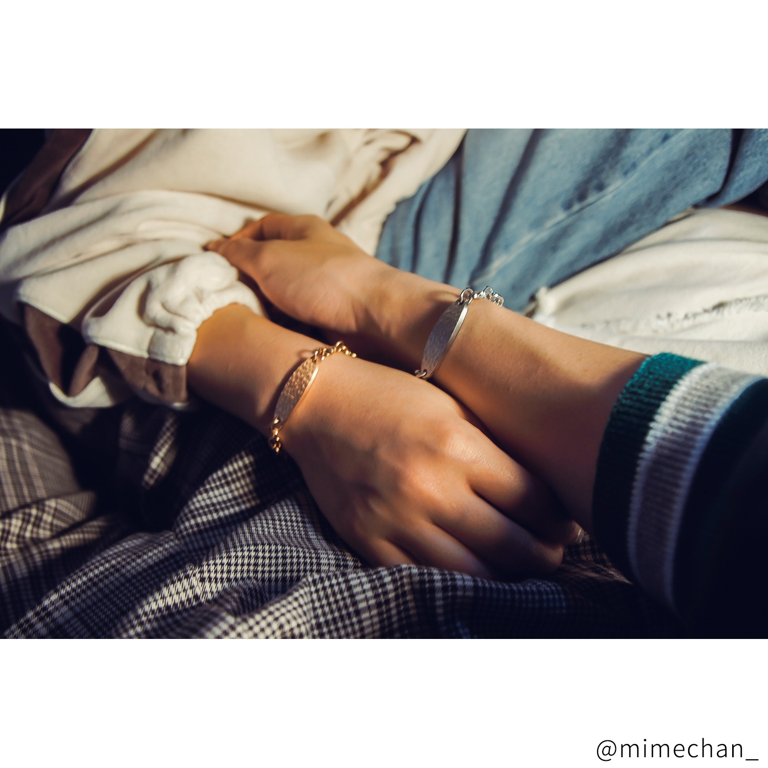 ビッグ・オーバル テクスチャープレートのペアブレスレット イニシャル・記念日彫刻　klb068 つけっぱなしok アレルギー対応