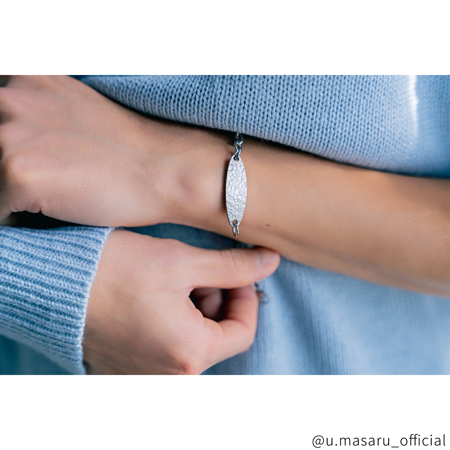 ビッグ・オーバル テクスチャープレートのペアブレスレット イニシャル・記念日彫刻　klb068 つけっぱなしok アレルギー対応