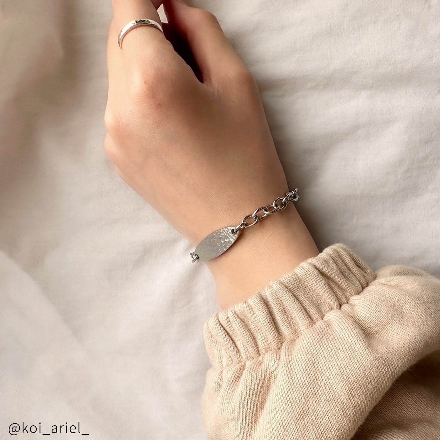 ビッグ・オーバル テクスチャープレートのペアブレスレット イニシャル・記念日彫刻　klb068 つけっぱなしok アレルギー対応