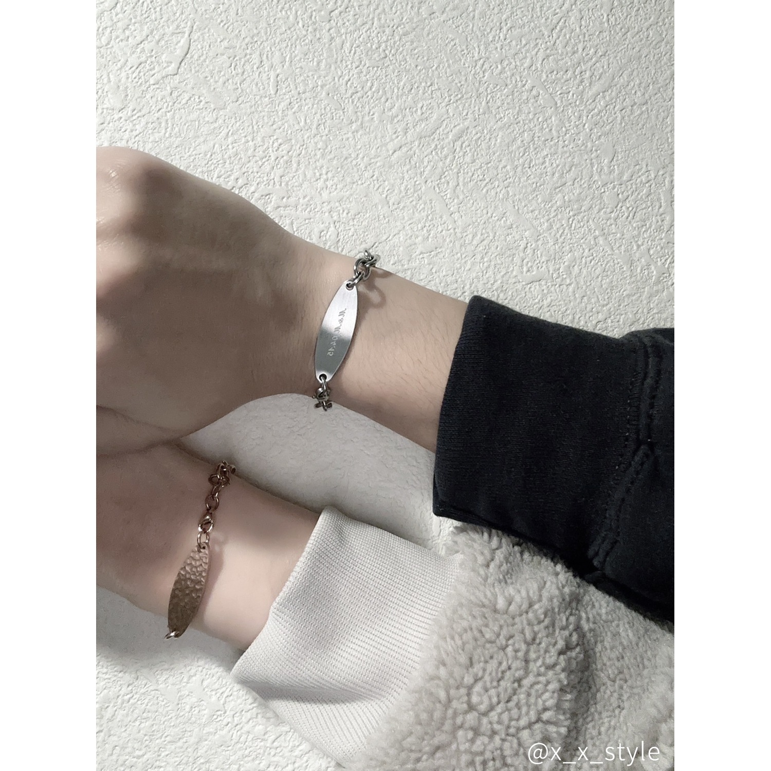 ビッグ・オーバル テクスチャープレートのペアブレスレット イニシャル・記念日彫刻　klb068 つけっぱなしok アレルギー対応