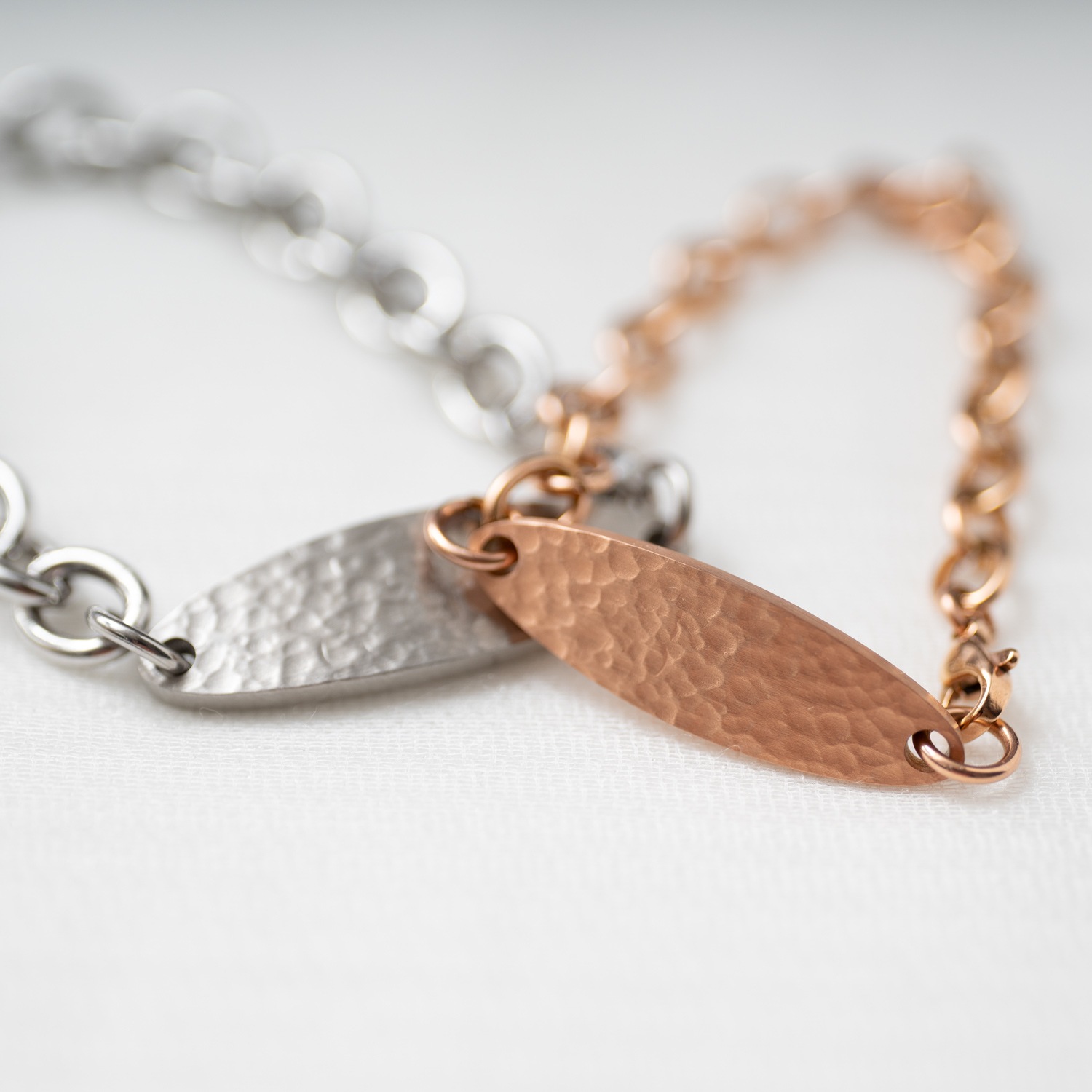 ビッグ・オーバル テクスチャープレートのペアブレスレット イニシャル・記念日彫刻　klb068 つけっぱなしok アレルギー対応