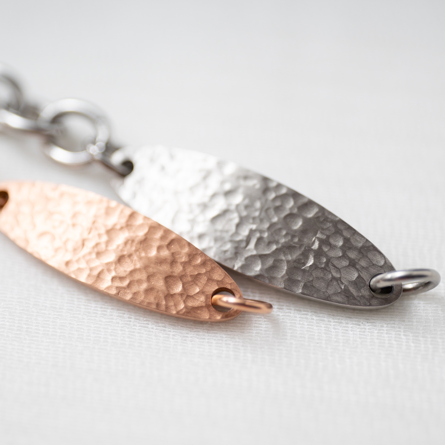 ビッグ・オーバル テクスチャープレートのペアブレスレット イニシャル・記念日彫刻　klb068 つけっぱなしok アレルギー対応