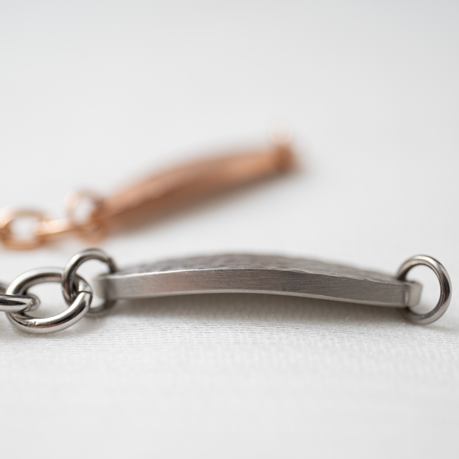 ビッグ・オーバル テクスチャープレートのペアブレスレット イニシャル・記念日彫刻　klb068 つけっぱなしok アレルギー対応