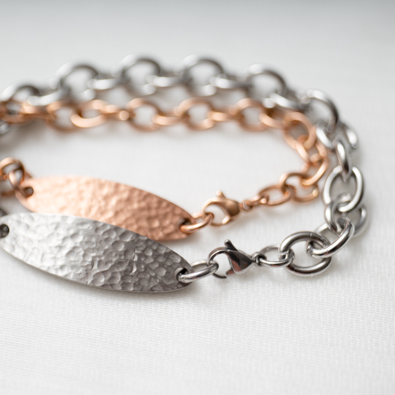 ビッグ・オーバル テクスチャープレートのペアブレスレット イニシャル・記念日彫刻　klb068 つけっぱなしok アレルギー対応