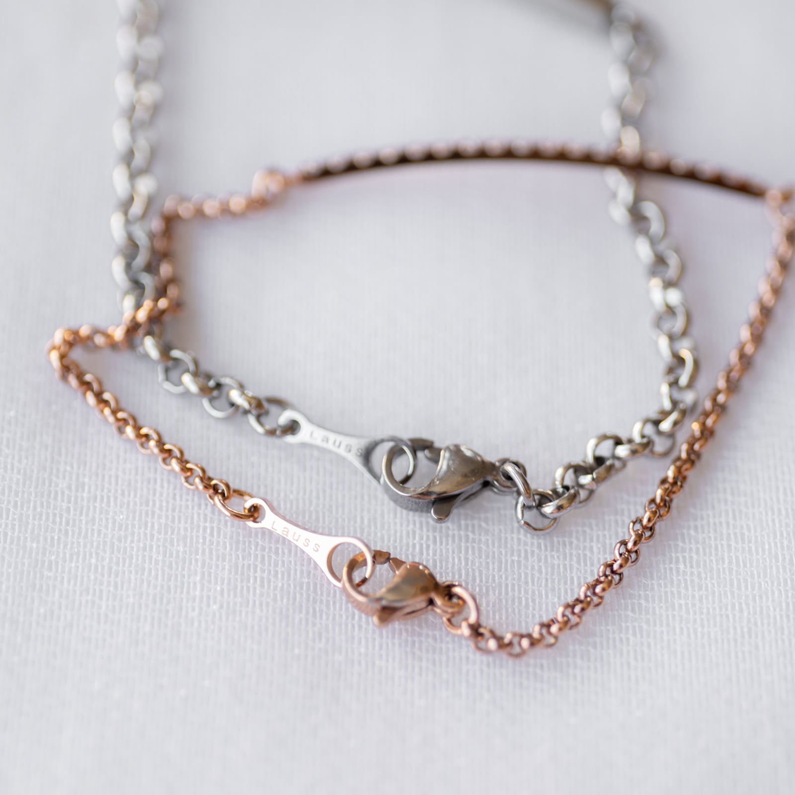 ストレートラインのペアジュエリー ペアブレスレット サージカルステンレス キュービックジルコニア イニシャル・記念日彫刻　klb070 つけっぱなしok アレルギー対応