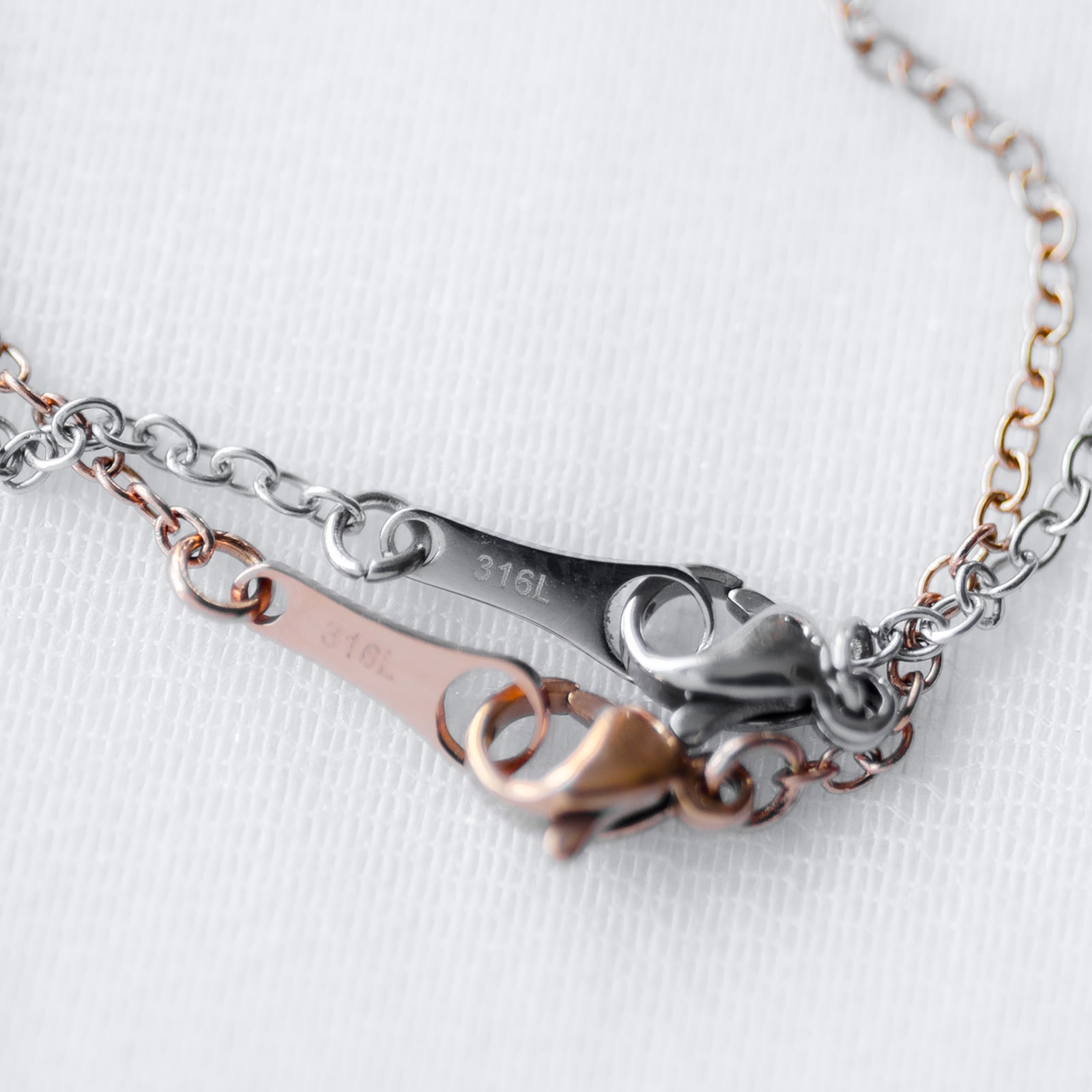 ツインレイのホースシュー・ペアブレスレット /アンクレット コロンとした小さめサイズ サージカルステンレス klb071 つけっぱなしok アレルギー対応