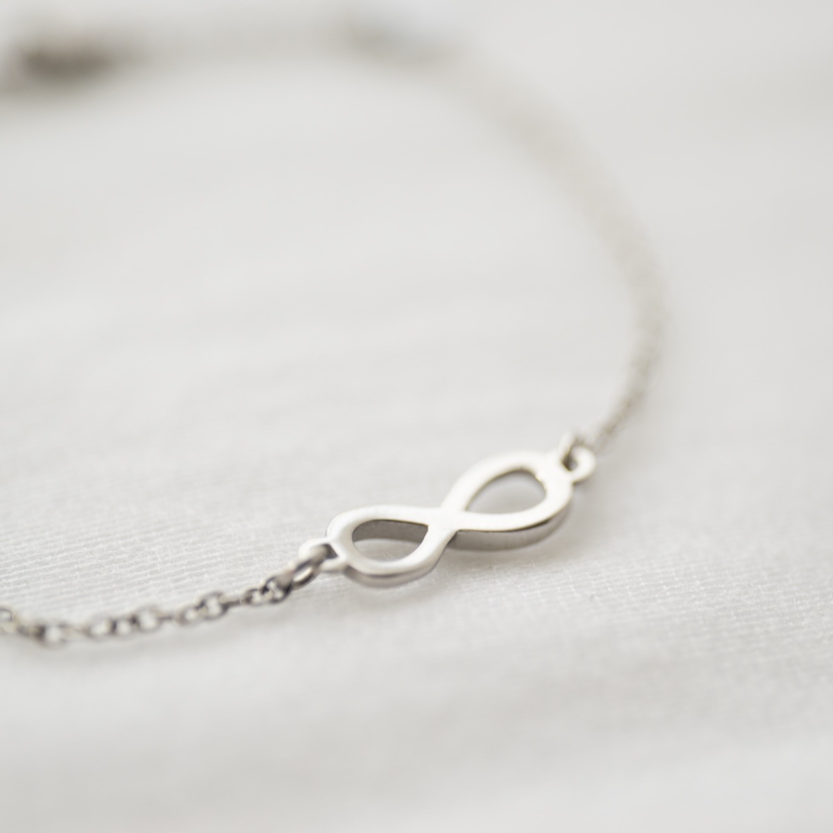 ペア ピュア・インフィニティ 華奢ブレスレット/アンクレット サージカルステンレス（316L） つけっぱなしok イニシャル・記念日彫刻  kla038 アレルギー対応
