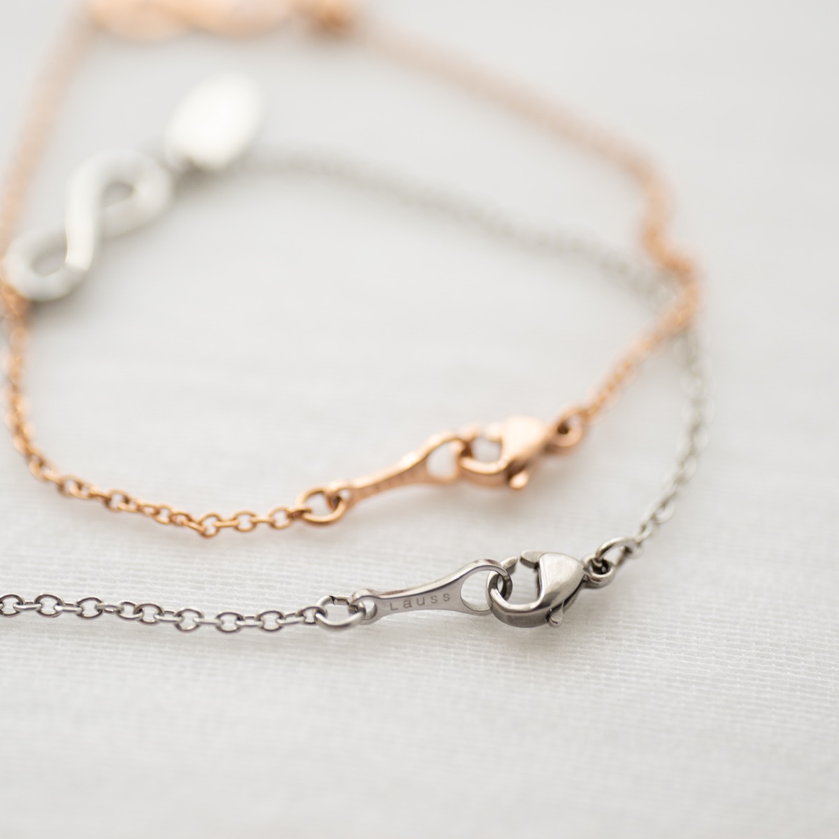 ペア ピュア・インフィニティ 華奢ブレスレット/アンクレット サージカルステンレス（316L） つけっぱなしok イニシャル・記念日彫刻  kla038 アレルギー対応