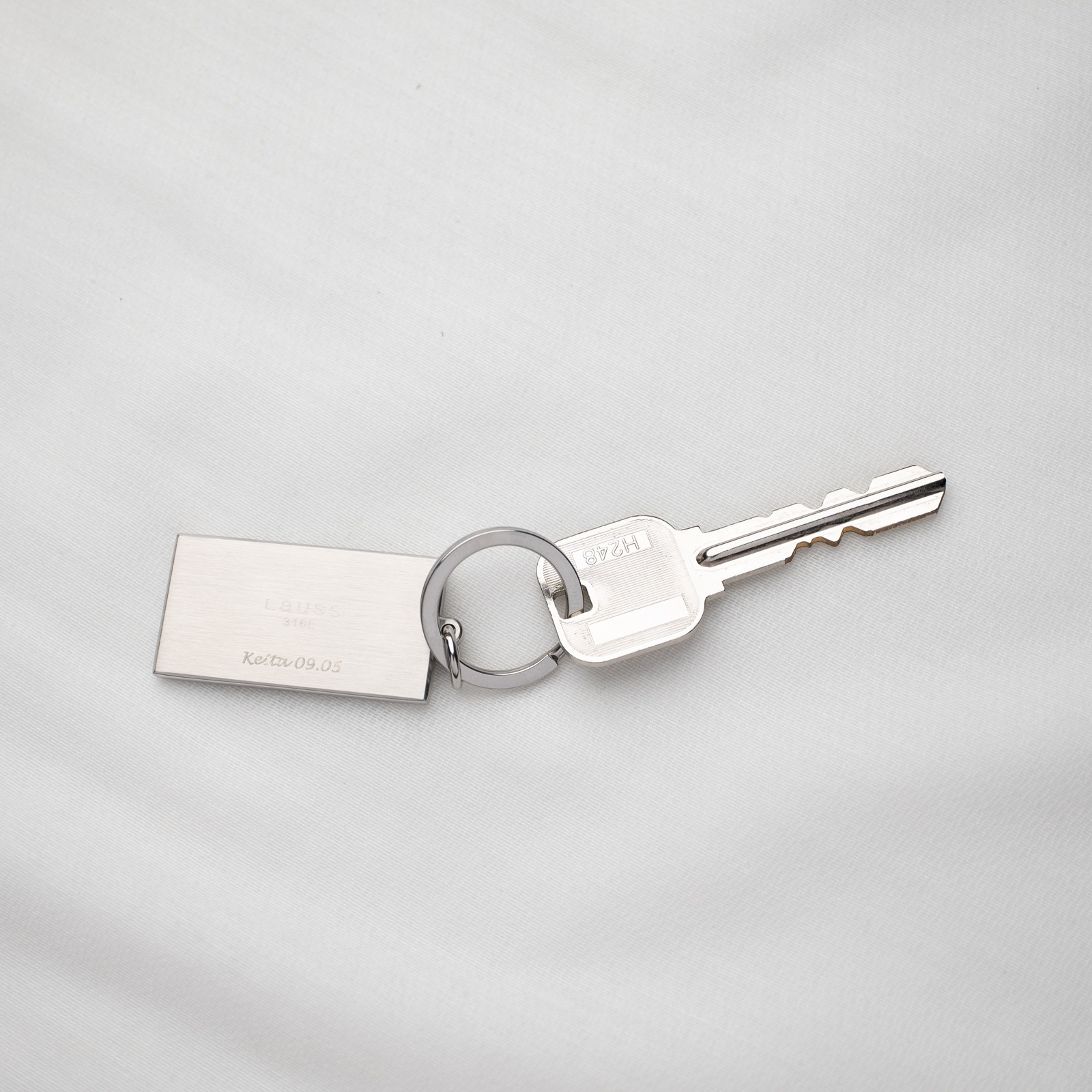 【ペアキーホルダー】 ナンバープレートのキーリング お客様のナンバープレートを彫刻　イニシャル・記念日彫刻 kla046