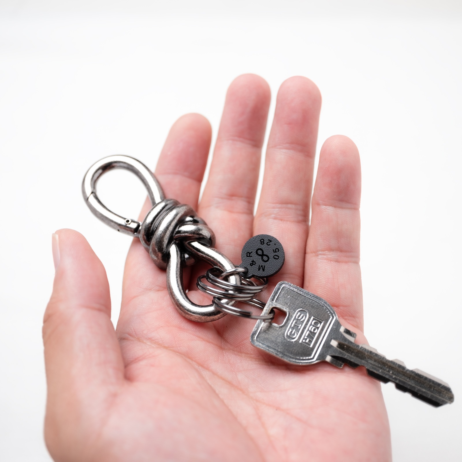 ふたりを繋ぐ「結び目」 ペアキーホルダー KNOT kla071｜刻印無料