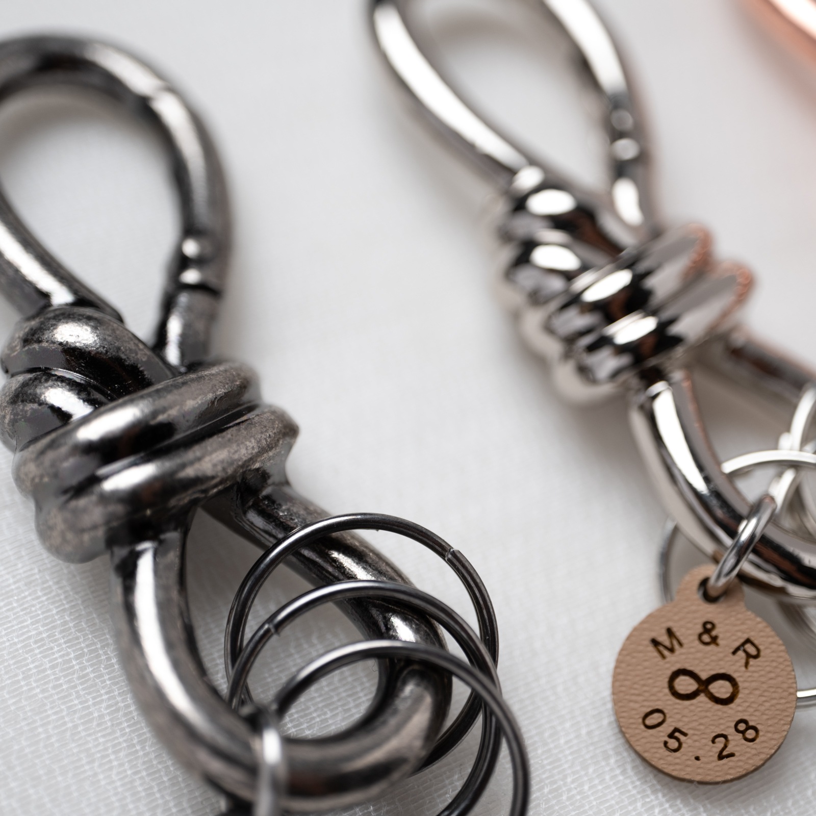 ふたりを繋ぐ「結び目」 ペアキーホルダー KNOT kla071｜刻印無料