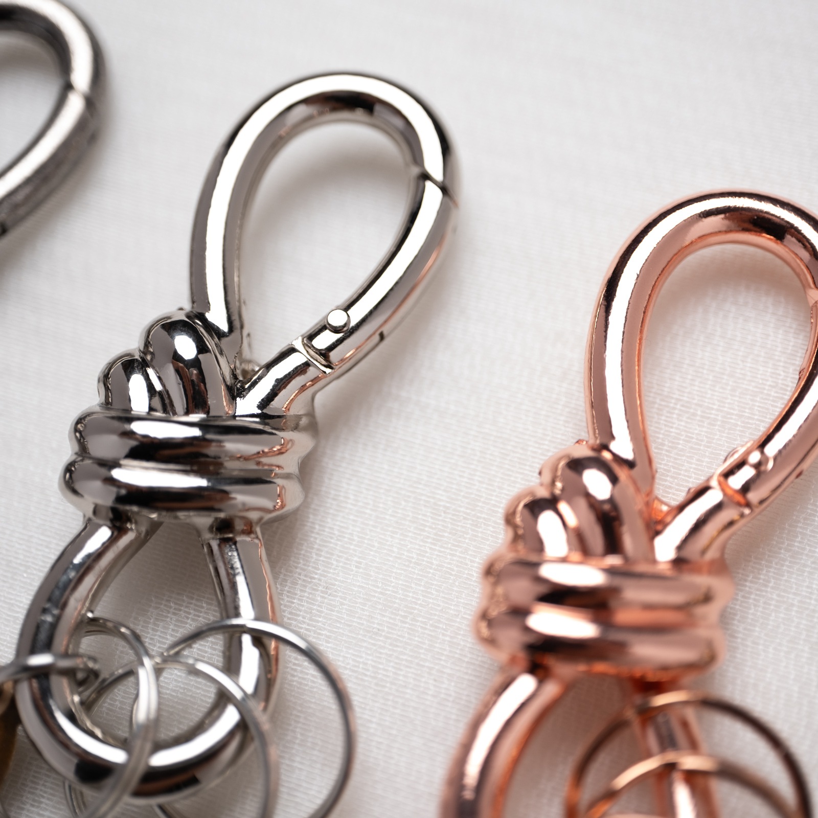 ふたりを繋ぐ「結び目」 ペアキーホルダー KNOT kla071｜刻印無料