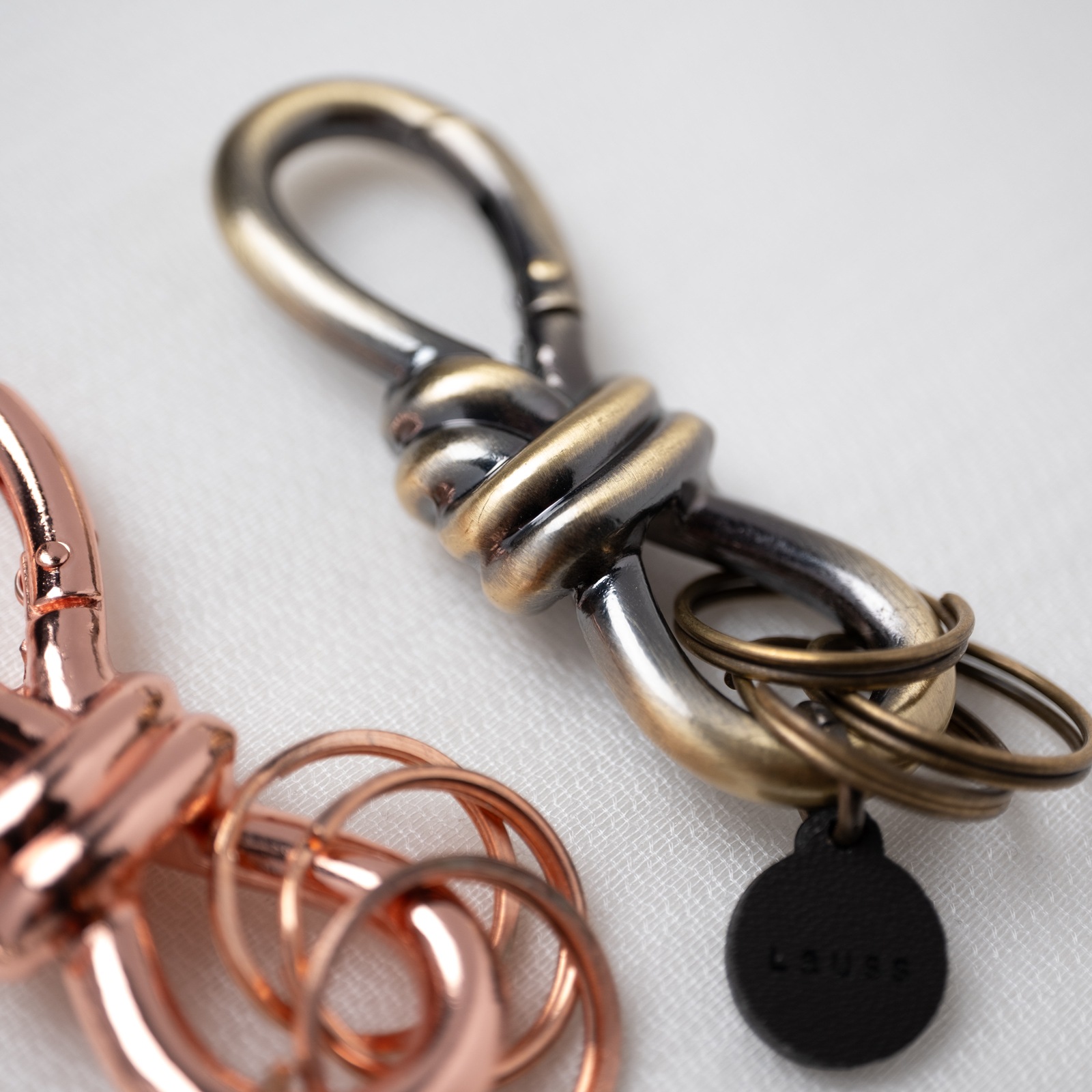 ふたりを繋ぐ「結び目」 ペアキーホルダー KNOT kla071｜刻印無料