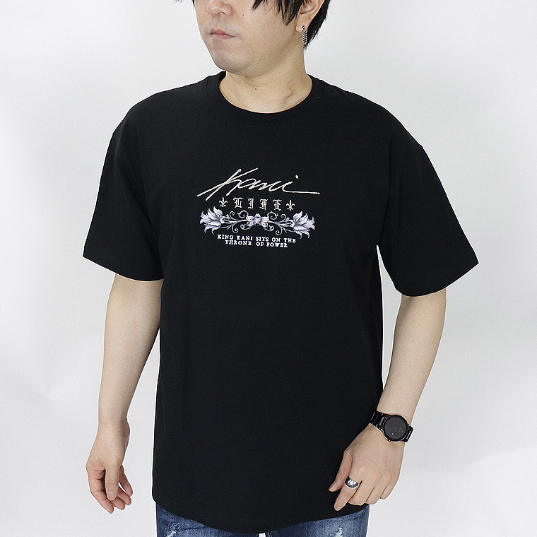 【Karl Kani】バロックローズ刺繍半袖Tシャツ