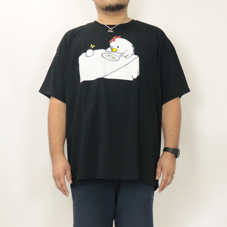 【大きいサイズ半袖Tシャツ】ニワトリと目玉焼きの哀愁Tシャツ