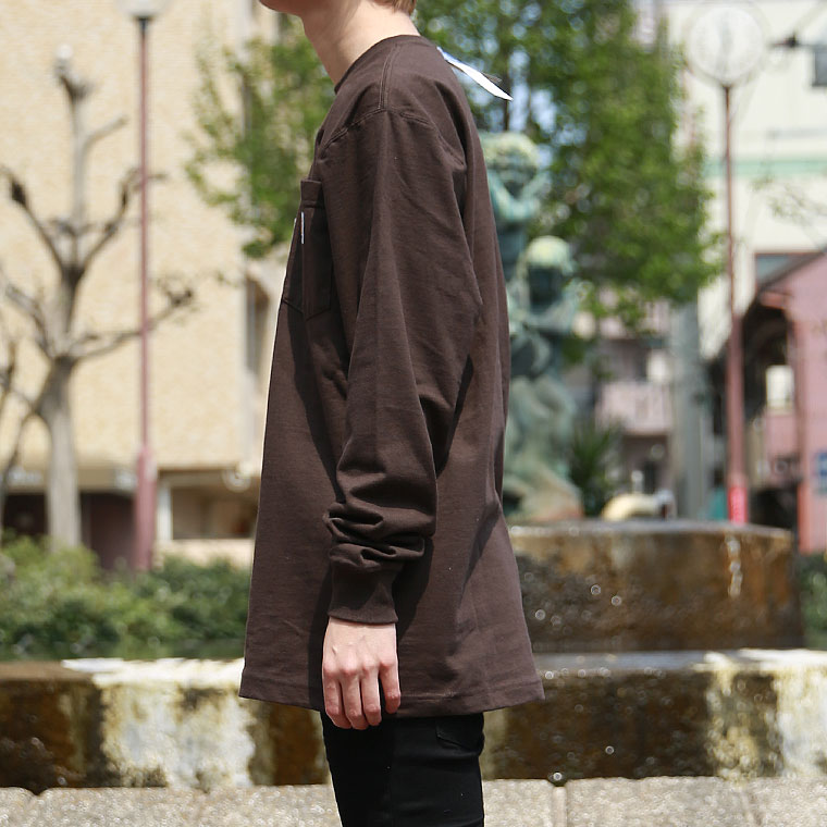 【CARHARTT】　ポケット付きロングスリーブロゴTシャツ【ペア対応】