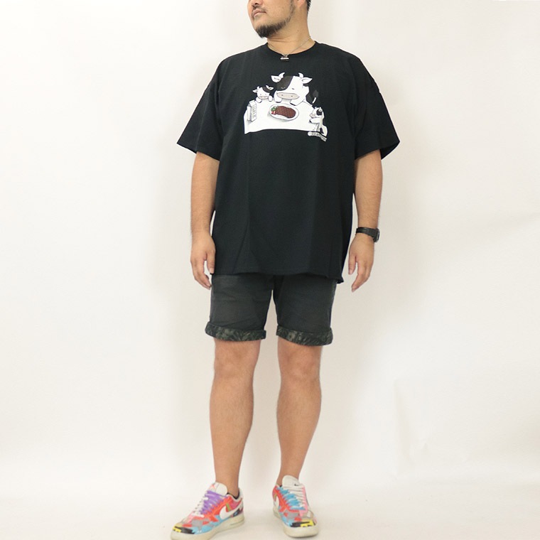 【大きいサイズ半袖Tシャツ】見つめる者 牛とステーキTシャツ