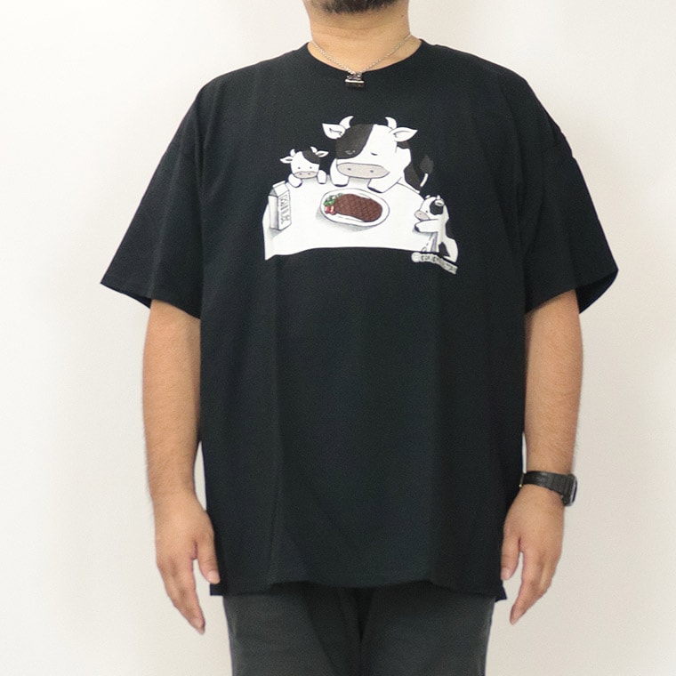 大きいサイズ半袖Tシャツ】見つめる者 牛とステーキTシャツ | 店舗から