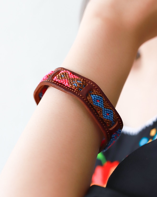 tesoro 刺繍ミサンガ　刺繍ブレスレット　新品 tesoro / レザー×ミサンガブレスレット [メール便対象品]｜テソロ
