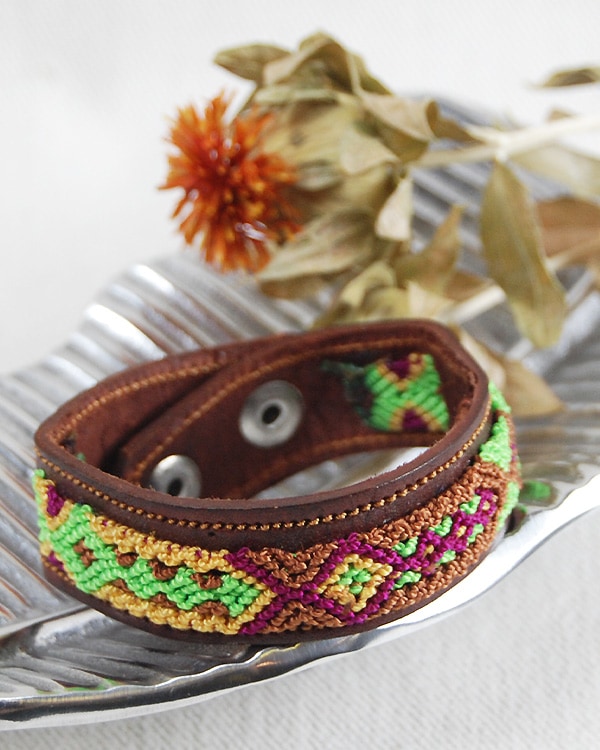 tesoro 刺繍ミサンガ　刺繍ブレスレット　新品 tesoro / レザー×ミサンガブレスレット [メール便対象品]｜テソロ