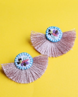 tesoro / オトミ刺繍フリンジピアス / ミスティピンク [メール便対象品]|ブランド