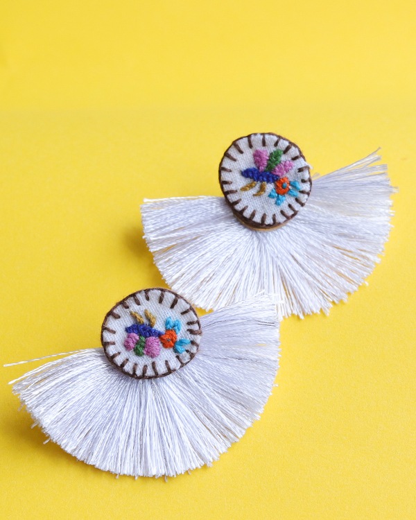 tesoro / オトミ刺繍フリンジピアス / スノーホワイト [メール便対象品