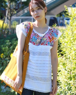 ≪20%OFF≫ tesoro / パロマ刺繍ブラウス / ホワイト×カラフル（ペダル織り）|ブランド