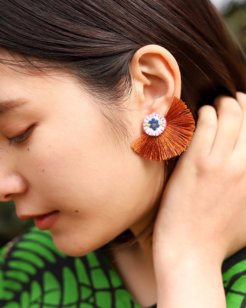tesoro / オトミ刺繍フリンジピアス / キャメル [メール便対象品