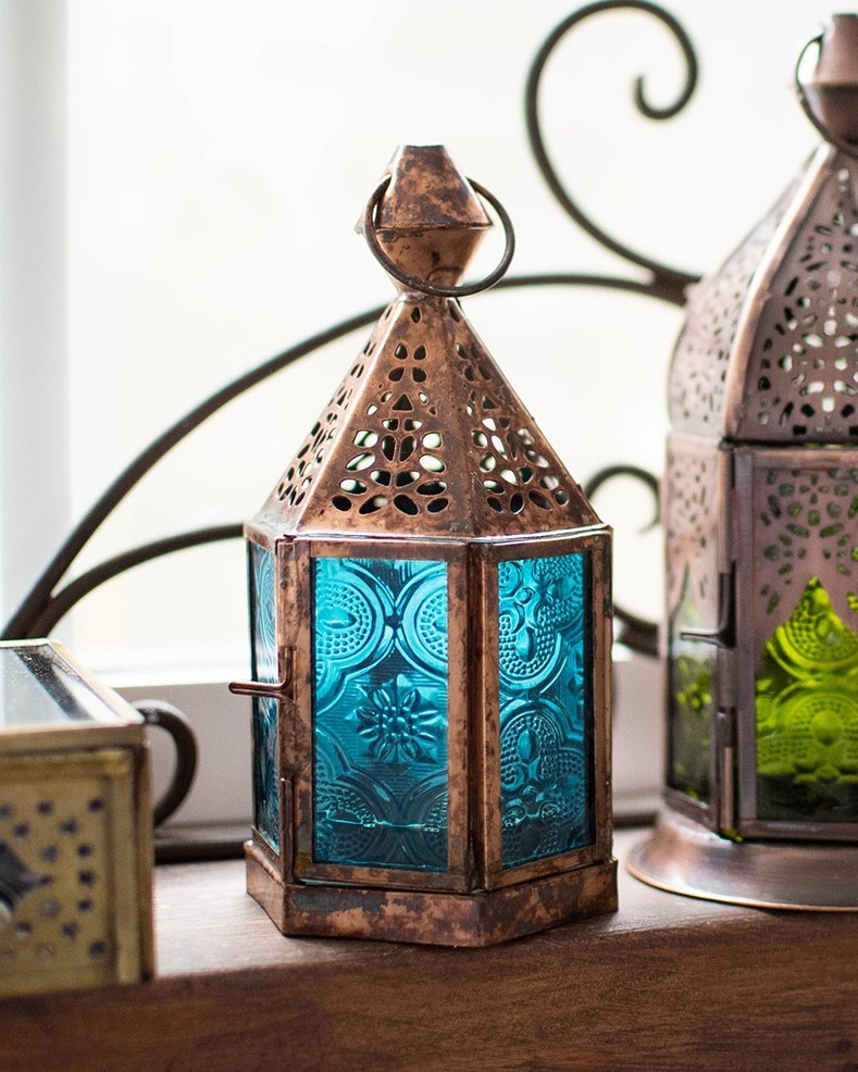 繊細な透かし柄と色鮮やかなレリーフガラスが美しいモロッカン