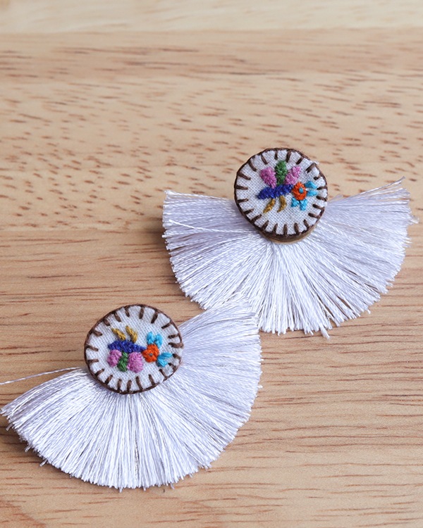 tesoro / オトミ刺繍フリンジピアス / スノーホワイト [メール便対象品