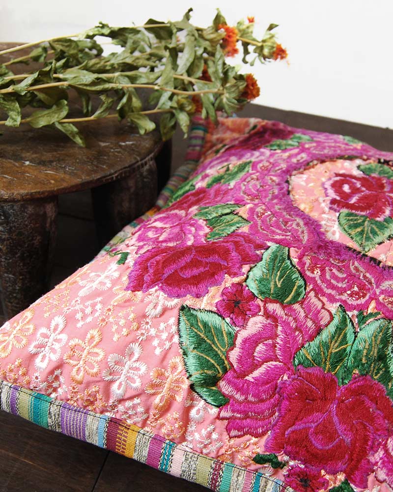 tesoro / 刺繍クッションカバー /ピンクA｜テソロ(tesoro)公式通販