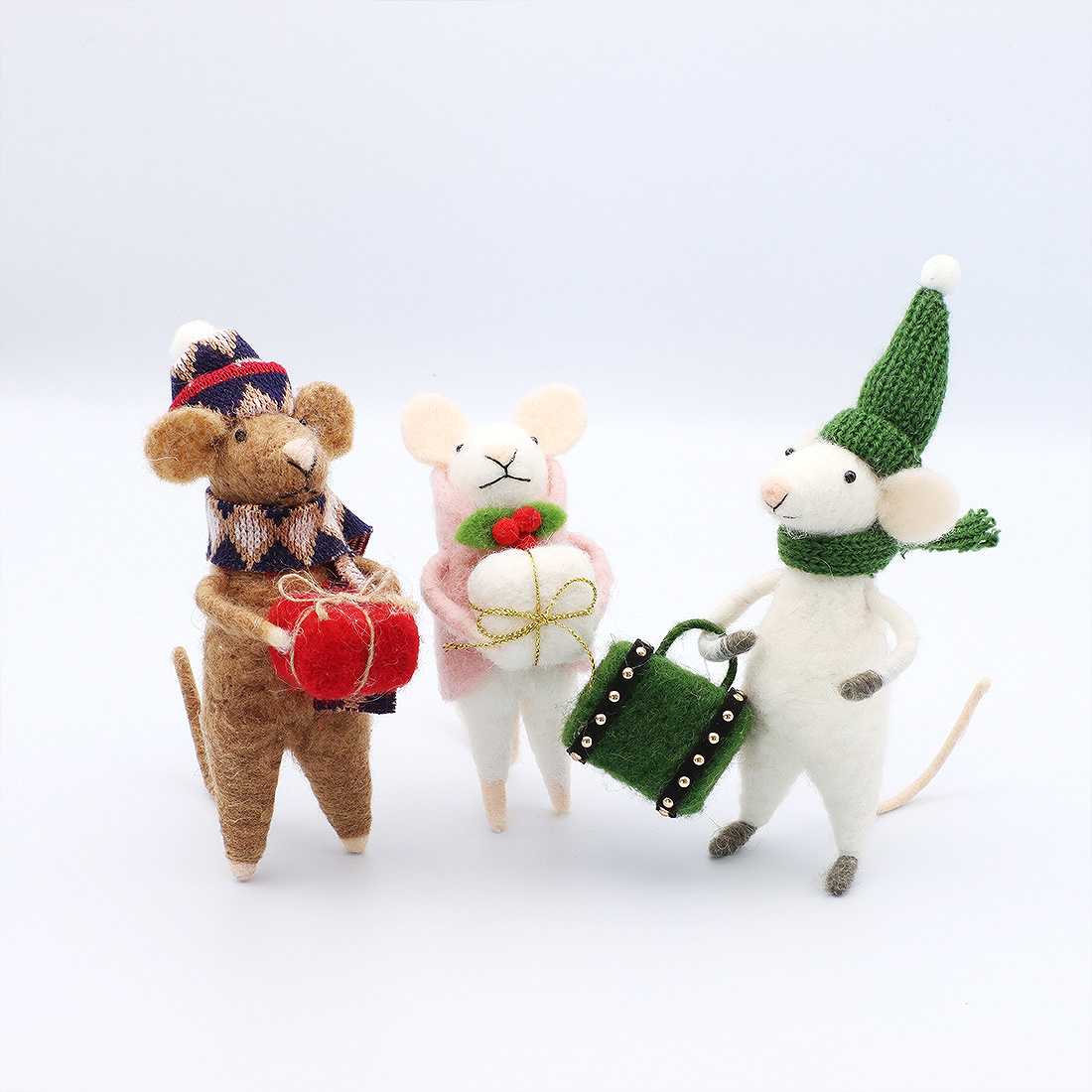 『靴の中になんか入った気がするサンタ犬と、ネズミ』ハンドメイド作品 軽量粘土 shanti / フェルトアニマル｜テソロ(tesoro)公式通販