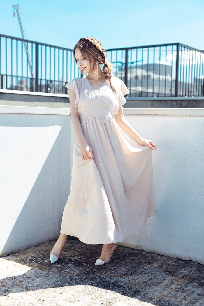 バックオープンワンピース ベージュ Influencer S Item 根本弥生 Lazuliy