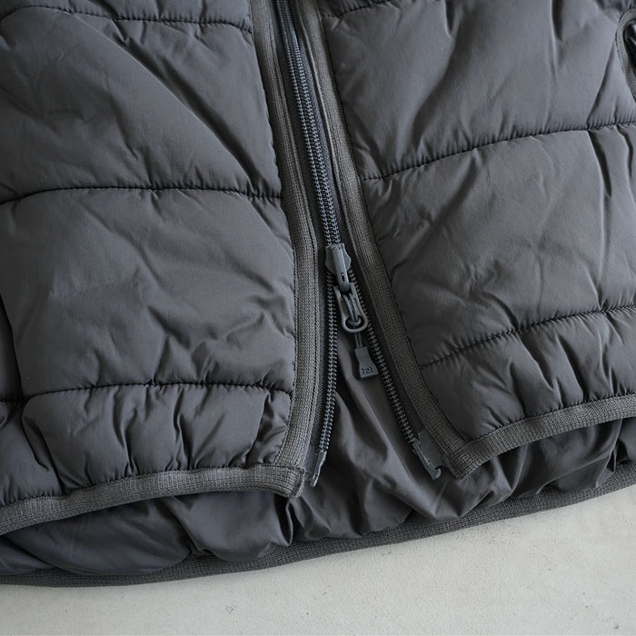DAIWA PIER39 リバーシブルクライマーズパフ ベスト　黒 DAIWA PIER39 TECH REVERSIBLE CLIMBERS PUFF VEST [CHARCOAL] - Fresh