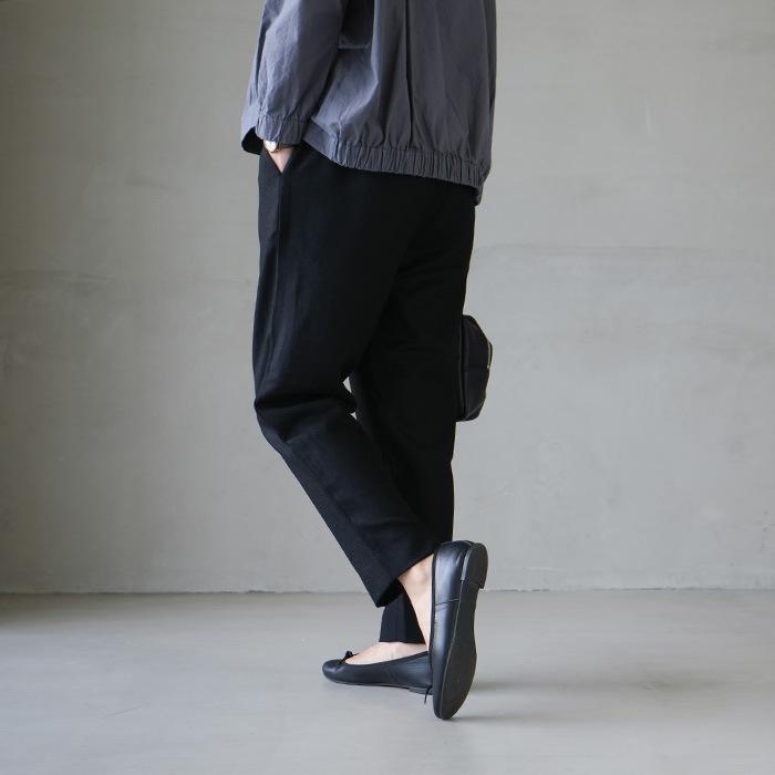 e223t046) / evam eva (エヴァムエヴァ) / black tuck pants(ブラック
