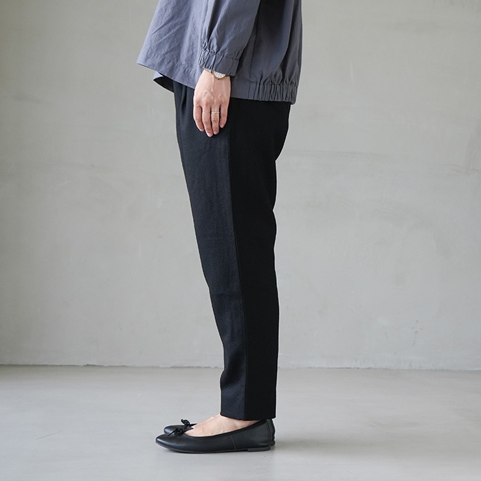e223t046) / evam eva (エヴァムエヴァ) / black tuck pants(ブラック